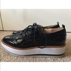 PATENT LEATHER PLATFORMS